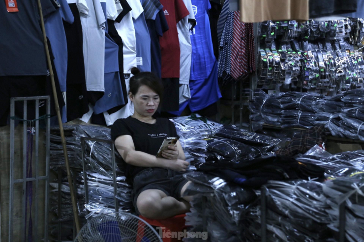 Chị Nguyễn Thị Hoa (tiểu thương quần áo tại chợ Vinh, TP Vinh) cho biết, tình trạng tiểu thương đóng ki-ốt, tạm ngừng kinh doanh nhiều. Trong đó, có nhiều tiểu thương treo biển bán, cho thuê ki-ốt, quán.