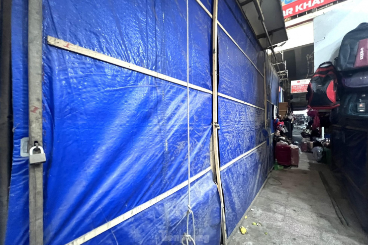 Tương tự, tại chợ Ga, Quán Lau, Phong Toàn… cũng chung tình trạng các quầy hàng đóng cửa, chưa hẹn ngày trở lại. Những thông báo cho thuê hay sang sạp được treo đầy trong chợ nhưng không có ai đoái hoài.