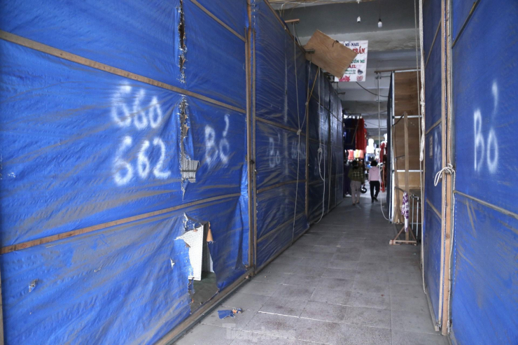 Các gian hàng phủ bụi, không một bóng người.