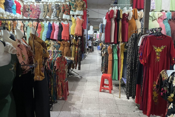 Kinh doanh tại chợ Ga Vinh gần 10 năm nay, bà Ngô Thị Duyên cho biết, phần lớn khách mua vải với số lượng lớn là khách huyện. Do lượng khách quá ít nên sức mua giảm đến 70-80%. “Mỗi ngày tôi chỉ bán được vài trăm nghìn, trừ chi phí, lợi nhuận chẳng được bao nhiêu, thậm chí có lúc lỗ”, bà Duyên nói.