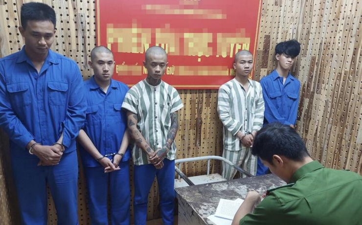 Nhóm thanh niên tại cơ quan công an. Ảnh: MQ