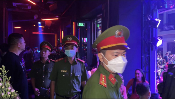 Tổ công tác tiến hành kiểm tra toàn diện bên trong quán bia club Volcano