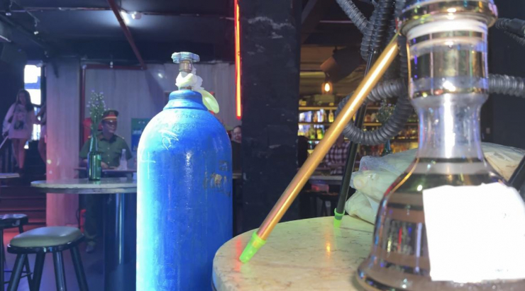 Theo chân tổ công tác Công an TPHCM kiểm tra chốn ăn chơi ở phố Tây lúc nửa đêm - 25