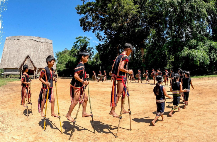 Những chàng trai làng Kon Măh đi cà kheo theo nhịp cồng chiêng. Ảnh: Quốc Nguyễn