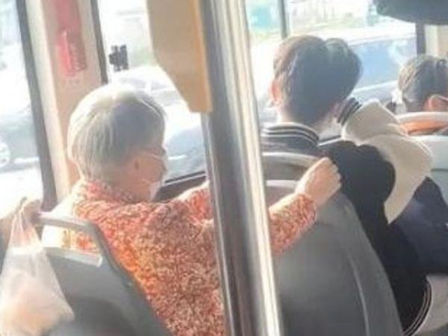 Nam sinh bị mắng đến bật khóc vì không nhường ghế cho người già trên xe buýt