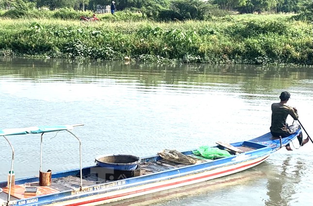 Anh Nguyễn Hoàng, một thợ săn trùn chỉ cho biết, săn trùn chỉ vất vả nhưng mỗi ngày anh cũng kiếm được vài trăm, có hôm được cả triệu đồng. "Có bao nhiêu trùn đều bán hết trong tích tắc vì nhu cầu quá lớn”, anh Hoàng chia sẻ.