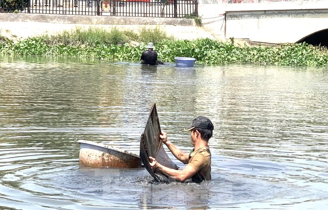 Để bắt được trùn chỉ, các thợ săn phải ngụp lặn dưới dòng nước bẩn trong nhiều giờ liền. Dù vậy, nghề này cho thu nhập cao, bản thân lại quen với môi trường sông nước nên các thợ săn cảm thấy bình thường.