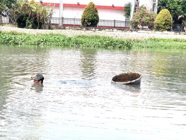 Ông Đặng Đức Nhân (53 tuổi, ngụ quận Gò Vấp, TPHCM) cho hay, đã làm nghề bắt trùn chỉ được gần 10 năm nay. Nước rút nhưng không quá cạn là thời điểm dễ bắt trùn chỉ nhất.