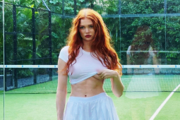 “Cô gái tóc đỏ đẹp nhất hành tinh” diện mốt không nội y đi đánh tennis