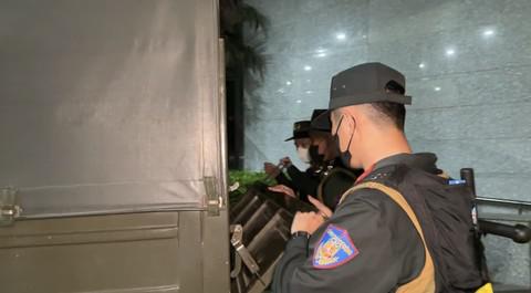 Lực lượng CSCĐ nhanh chóng lên xe chuyển quân, triển khai kế hoạch kiểm tra