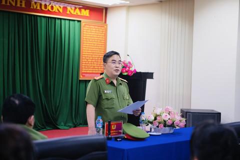 Thượng tá Nguyễn Minh Thơ, Phó Trưởng Phòng CS QLHC vềTTXH, CATP quán triệt các nội dung đến tổ công tác trước giờ... "G"