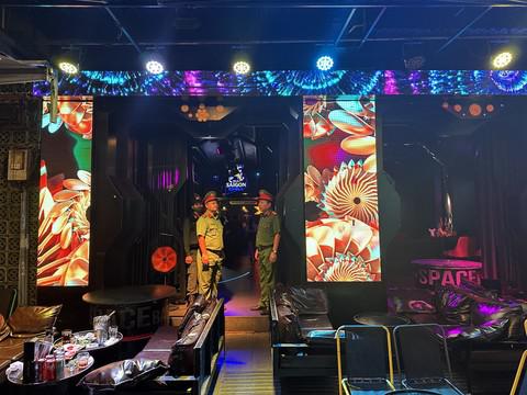 Bên ngoài quán bia club Volcano