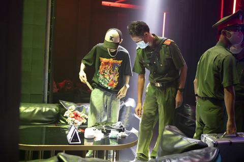 Kiểm tra hành chính các khách bên trong bia club