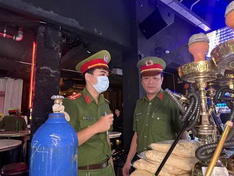 Theo chân tổ công tác Công an TPHCM kiểm tra chốn ăn chơi ở phố Tây lúc nửa đêm - 14