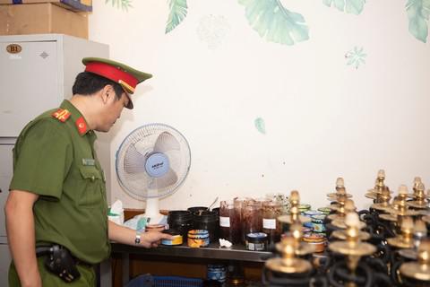 Trung tá Phong kiểm tra bên trong các căn phòng của cơ sở kinh doanh này 