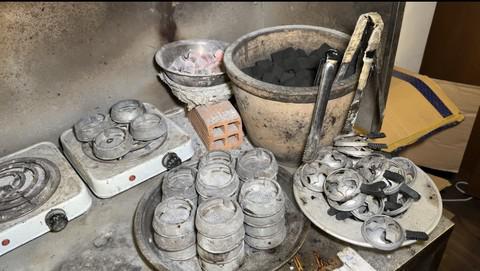 Chiếc lò than tiềm ẩn nguy cơ cháy được đặt trên lầu 1 của bia club này