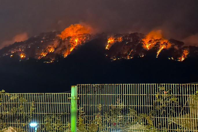 Rừng trên đèo Prenn bốc cháy vào đêm 7-4 khiến người dân TP Đà Lạt lo lắng.