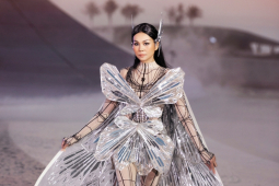 Thanh Hằng catwalk trên mặt nước, tựa nữ thần trong show diễn của NTK Chung Thanh Phong