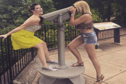 Tranh vui - Hành động hài hước của chị em khiến các quý ông "dở khóc dở cười"