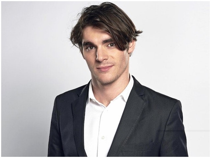 Anh luôn biết ơn người mẹ của mình.