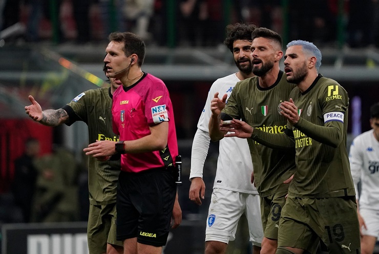 Các cầu thủ AC Milan phản ứng sau khi bị từ chối bàn thắng ở phút 89