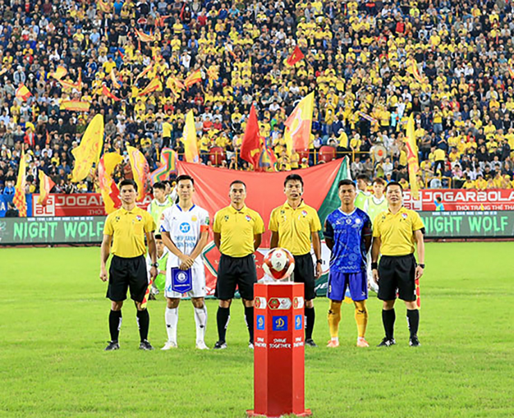 Tổ trọng tài điều khiển trận đấu giữa Nam Định và Khánh Hoà.