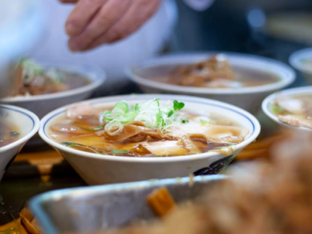 Công nghệ thông tin - Quán mì gây tranh cãi vì cấm khách vừa ăn vừa xem điện thoại