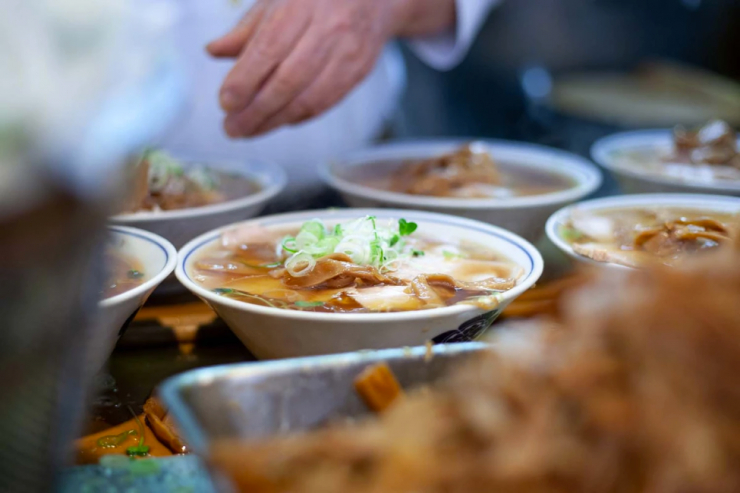 Một số nhà hàng cấm nói chuyện điện thoại vì điều đó làm phiền khách hàng nhưng quán mì Debu-chan còn cấm thực khách sử dụng điện thoại thông minh. Ảnh minh họa Insidehook.