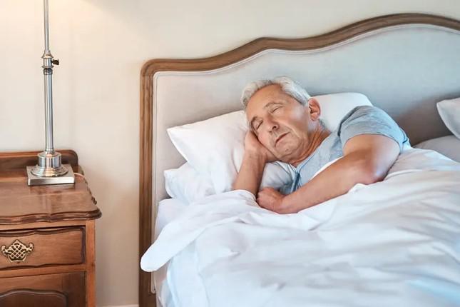 Ngủ dưới 7 giờ dồng hồ/ đêm có hại cho sức khỏe, nhưng ngủ quá 9 tiếng cũng có thể bị đột quỵ
