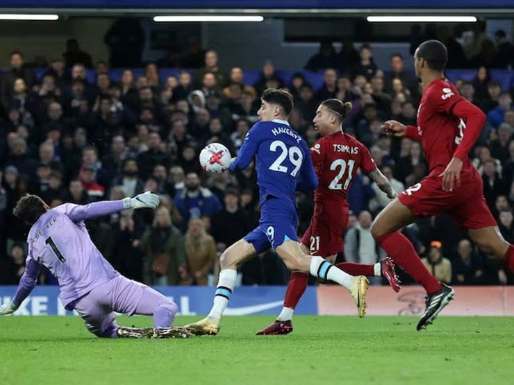 Liverpool thoát khỏi thất bại trước một Chelsea đứng dưới trên BXH