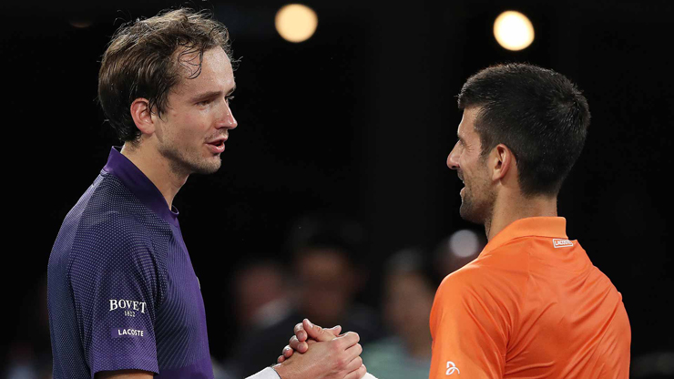 Novak Djokovic vừa bắt chước động tác trả giao bóng của Daniil Medvedev khiến nhiều fan bật cười
