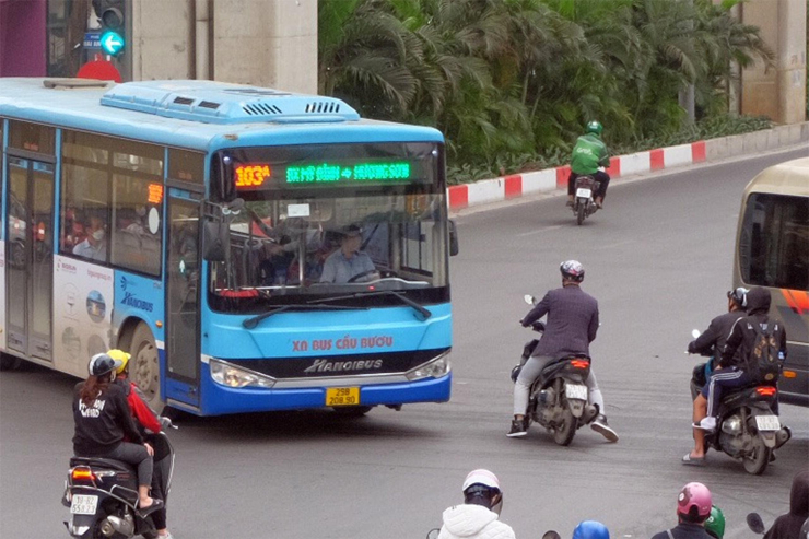 Chiếc xe bus đang đi đúng luật, xe máy từ dưới vẫn phóng lên bất chấp đèn tín hiệu, gây ra nguy hiểm cho cả hai phương tiện đang tham gia giao thông.