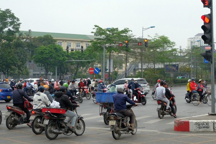Tương tự tại&nbsp;ngã tư Xuân La- Võ Chí Công, dù vụ tai nạn nghiêm trọng chỉ mới xảy ra trước đó vài ngày nhưng&nbsp;tại ngã tư này người dân vẫn thường xuyên không tuân thủ tín hiệu đèn giao thông. Sau 90 giây đèn đỏ dọc theo hướng đường Xuân La, có khoảng 10 phương tiện không tuân thủ tín hiệu đèn, vượt vạch, cá biệt nhiều người dân lấn làn khiến giao thông tại khu vực trở nên hỗn loạn. Hình ảnh được ghi nhận vào chiều 9/4.