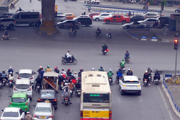 Tại&nbsp;nút giao Nguyễn Xiển - Nguyễn Trãi, chỉ trong 30 phút quan sát đã chứng kiến vô số xe máy đua nhau vượt đèn đỏ.