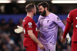 Hỗn loạn Liverpool: Henderson và Alisson cãi nhau, fan đòi đuổi thẳng cổ