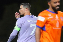 Ronaldo ”tịt ngòi” ở Ả Rập: Nổi cáu với đối thủ, phớt lờ fan sau trận