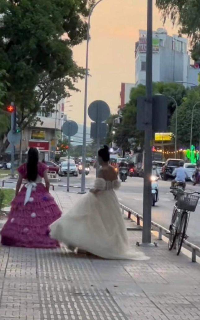 Hai cô gái "số nhọ" bị chặn ở cổng siêu thị khiến dân mạng tranh cãi nảy lửa.