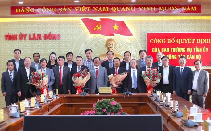 Lãnh đạo Tỉnh ủy Lâm Đồng tặng hoa chúc mừng 4 cán bộ vừa được điều động và bổ nhiệm.