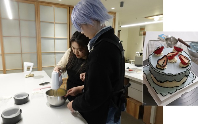 Jony Lin học làm bánh cùng người cosplay bạn trai ảo của cô. Ảnh: Wu Peiyue/Sixth Tone