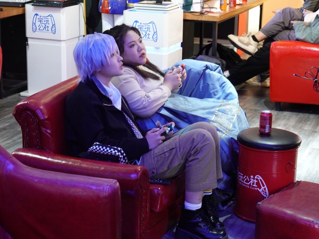 Jony Lin (phải) chơi game cùng người đóng giả bạn trai ảo của cô ở Thượng Hải. Ảnh: Wu Peiyue/Sixth Tone