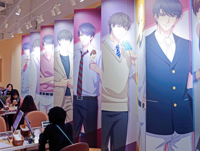 Poster trò chơi "Love and the Producer” phủ kín bức tường một quán cà phê ở Thượng Hải.