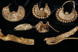 Kho báu đầy vàng bạc rất hiếm được khai quật ở Hà Lan
