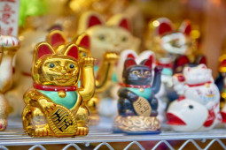 Giải mã bức tượng mèo vẫy tay “câu khách” mà nhiều cửa hàng ở Việt Nam thường dùng