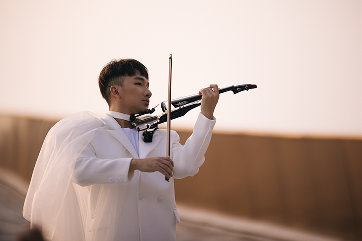 Trình diễn độc tấu violin đầu tiên ở Cầu Hôn tiên cảnh Phú Quốc, Hoàng Rob "tung cánh" rực rỡ - 1