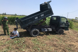 Tin tức trong ngày - Khởi tố người đàn ông điều khiển xe tải chở đất lao vào công an