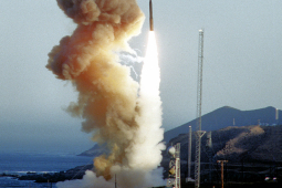 Media - Tên lửa đạn đạo của Mỹ nặng 34 tấn, có tốc độ 24.000 km/h, tầm bắn 13.000 km