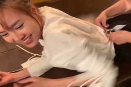 Thời trang - Khoảnh khắc "bất ổn" vì đầm cúp, váy bục chỉ... của Lan Ngọc, Mỹ Linh sau cánh gà