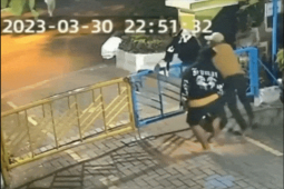 Xe máy - Xe đạp - Clip: Đường bị chặn hai thanh niên "chơi lớn" khiến ai cũng bất ngờ