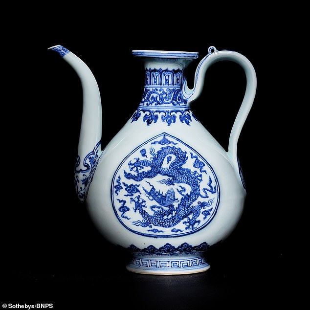 Bình trà 600 năm tuổi của hoàng đế nhà Minh được bán với giá 13,65 triệu USD.