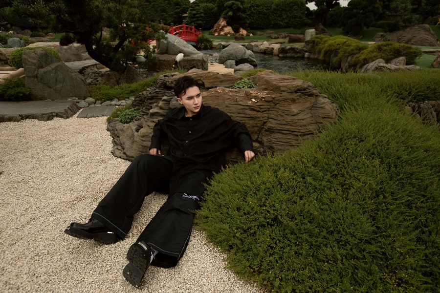 Trầm Quyết có phong cách thời trang trẻ trung đời thường.